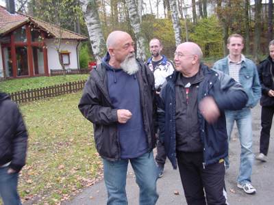 120 Jahre Erfahrung im Gesprch: Bundestrainer Adolf Angrick, re., mit Bundestrainer Kyokushinkai Dieter Eisheuer 7.Dan