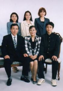 Familie Tamayose mit 3 Töchtern und Sohn