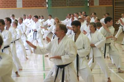 Shuto-Uke in Kokutsu-Dachi- "Schwerthand-Block" in der Rückwärtsstellung