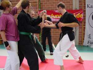 Bruchtest mit Tonfa-Stoss