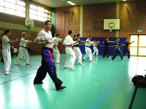 MES/ TONFA-SV  Intensivlehrgang am 4.10.2003 in Lauf/ Rudolfshof