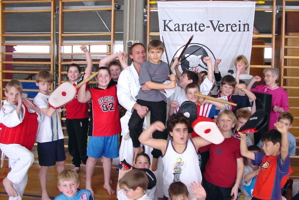 Die Schler in der Kunigunden-Schulturnhalle mit Klassenleiterinnen Fr. Hauber, Fr. Stiegler und J. Mayer