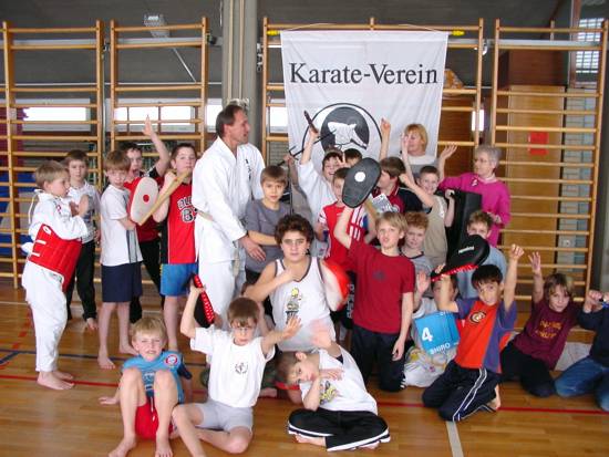 Die Schler in der Kunigunden-Schulturnhalle mit Klassenleiterinnen Fr. Hauber, Fr. Stiegler und J. Mayer