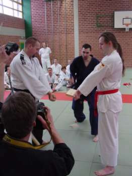 Rene Rner zeigt Bruchtest