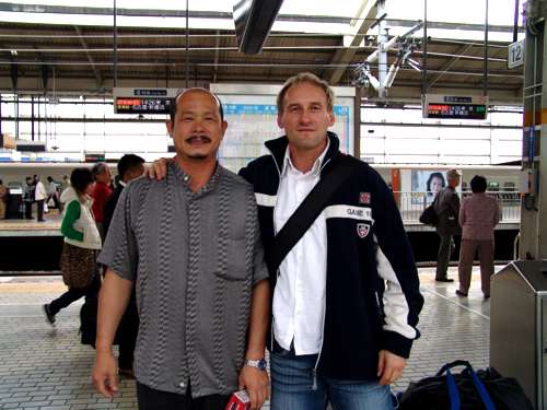 Gastgeber Seiji Nishimura, 7.Dan, japanischer Nationaltrainer, Shinkansen -Stopp in Kyoto